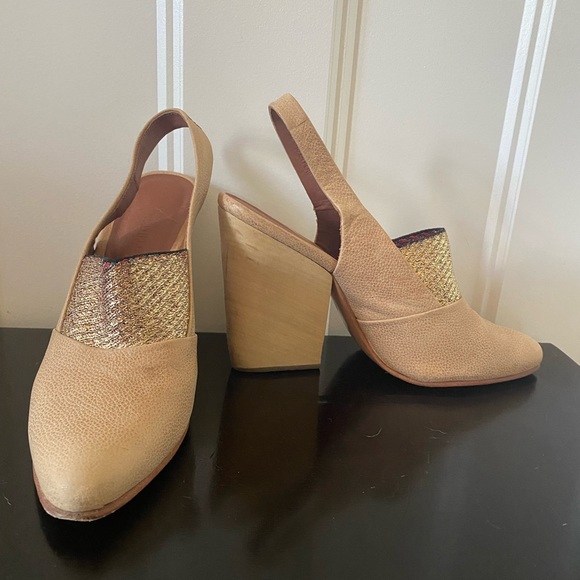 Rachel Comey Shoes - RACHEL COMEY size 8 tan leather sling backs with wooden heels.